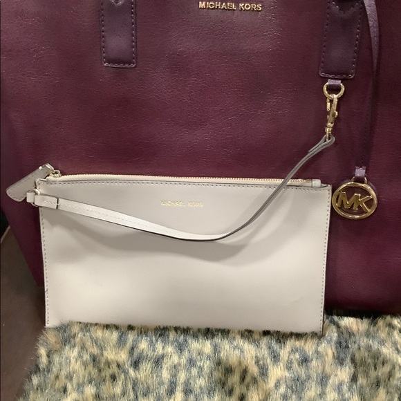 MICHAEL KORS LEATHER TOTE AND POUCH - Picture 3 of 11